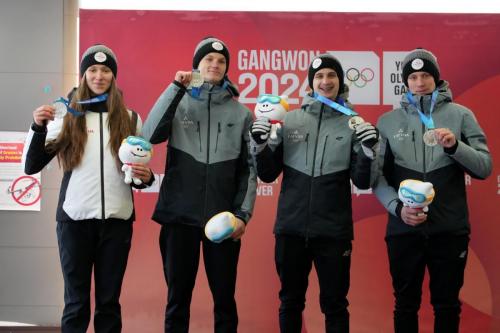 Kamaniņu stafetes sacensību apbalvošanas ceremonija Jaunatnes ziemas Olimpiskajās spēlēs ''Gangwon 2024'' Dienvidkorejas provincē Kanvondo.