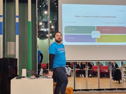 Matemātikas jomas tēma "Pitagora kods no teorijas līdz robotam"