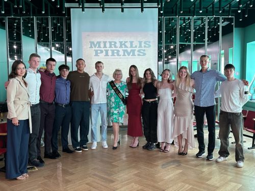12.a un 12.b kl. abiturientu godināšana pasākumā "Mirklis pirms" 2025
